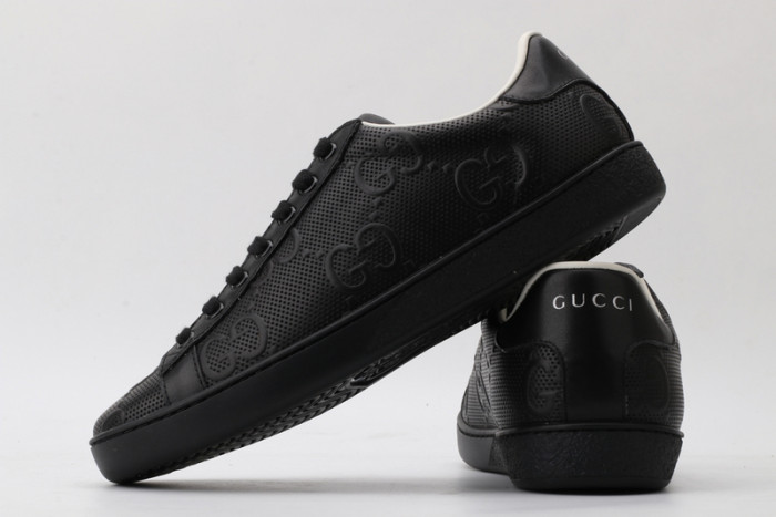 G*u*i* trainer sneaker71